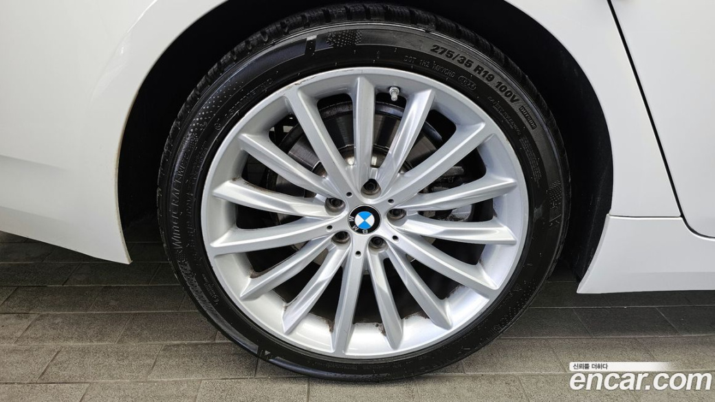 BMW 5-Series 530i Luxury, 2023