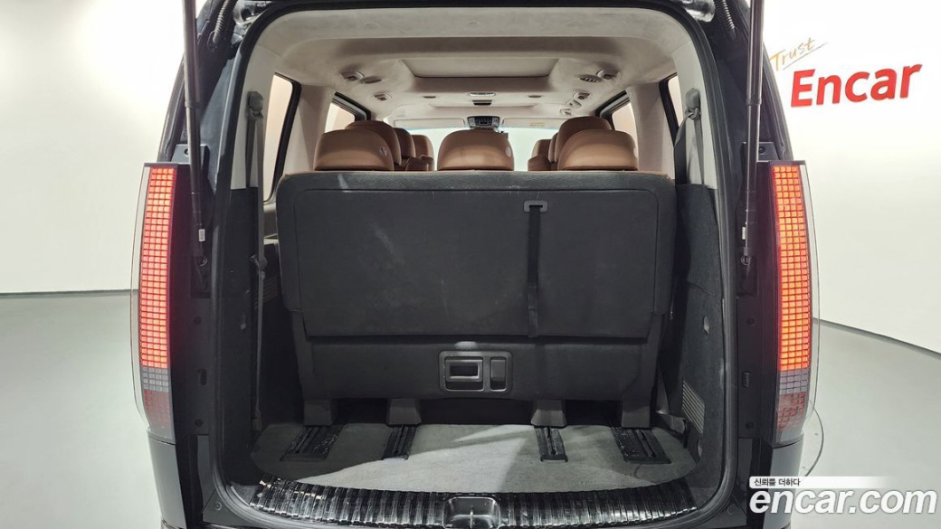 Hyundai Staria 4WD Lounge 9-Seater, 2022