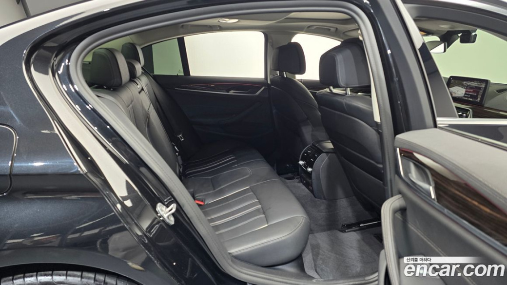 BMW 5-Series 520i Luxury, 2021