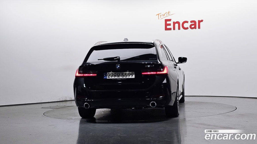 BMW 3-Series 320i Touring, 2024