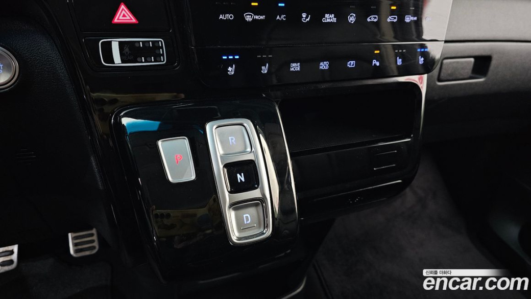 Hyundai Staria 4WD Lounge 9-Seater, 2024