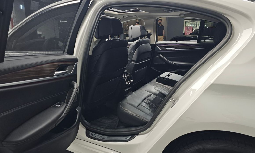 BMW 5-Series 530i Luxury, 2023