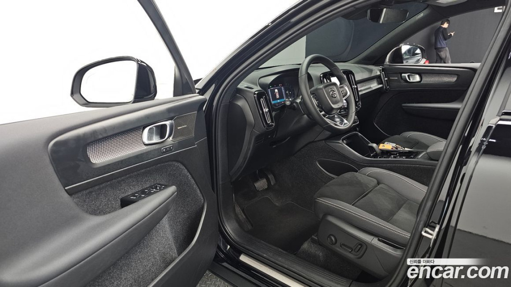 Volvo XC40 B4 Black Edition, 2025