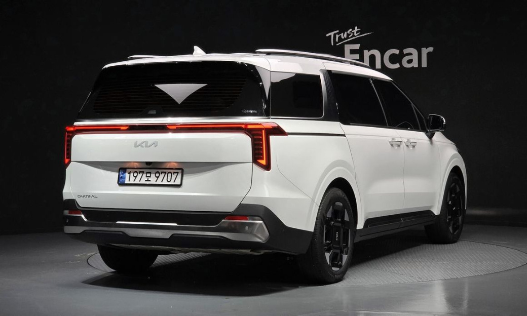 Kia Carnival 9-Seater Signature, 2024