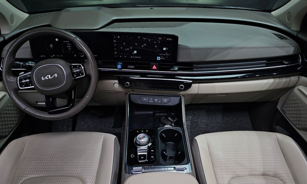 Kia Carnival 9-Seater Signature, 2024