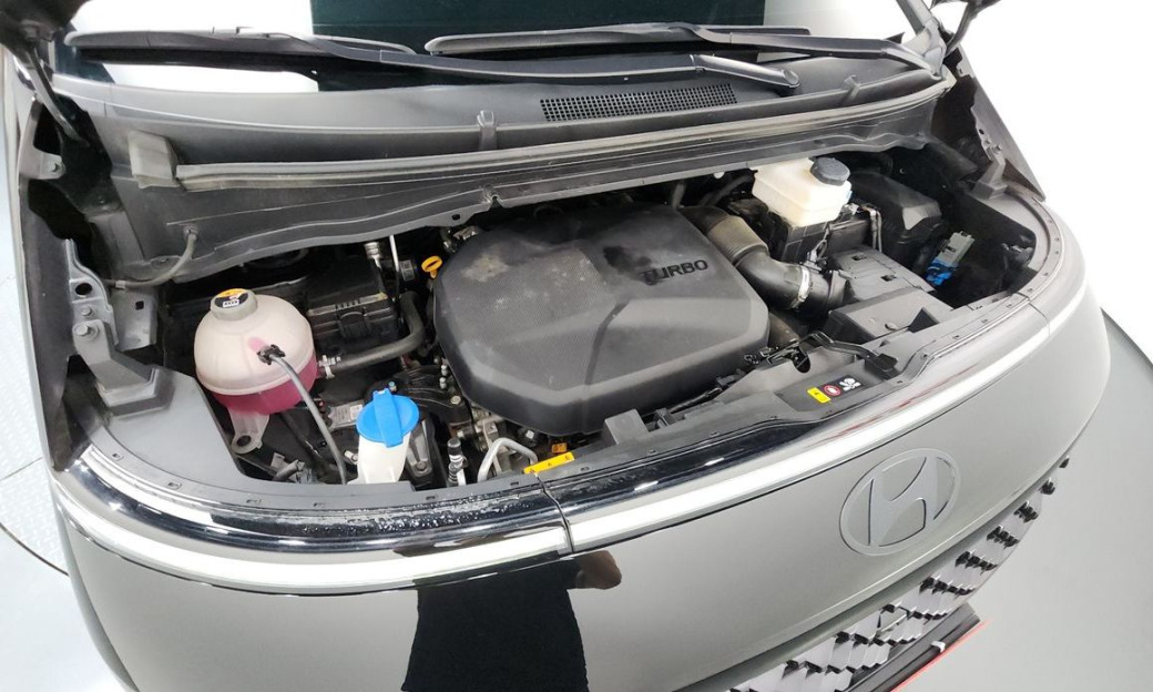 Hyundai Staria 4WD Lounge 7-Seater, 2025