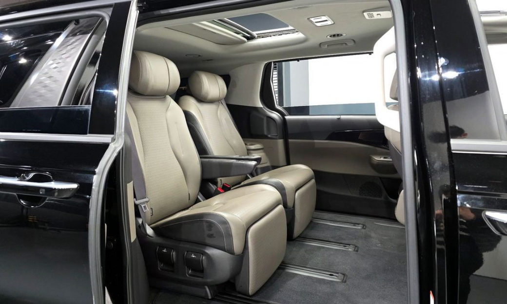 Kia Carnival 7-Seater Gravity, 2024