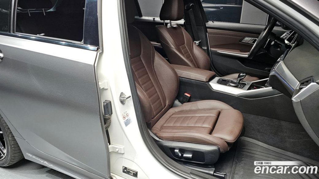 BMW 3-Series 320i Touring M Sports, 2022