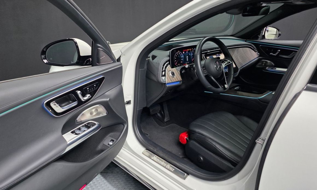 Mercedes-Benz E-Class E300 4MATIC Exclusive, 2025