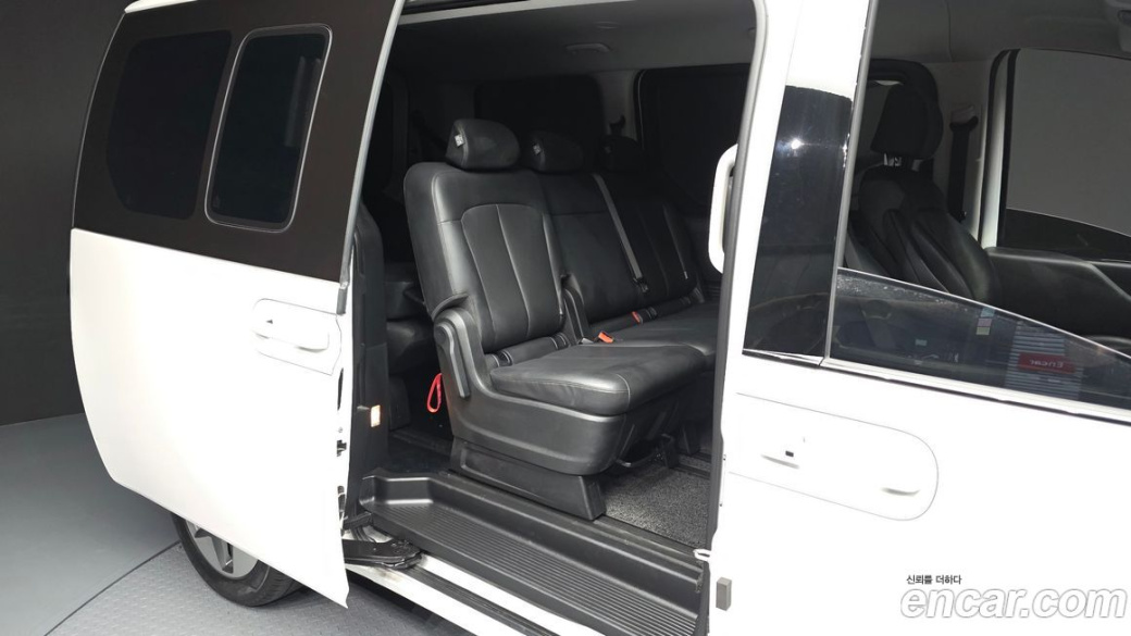 Hyundai Staria 4WD Tourer 9-Seater, 2025