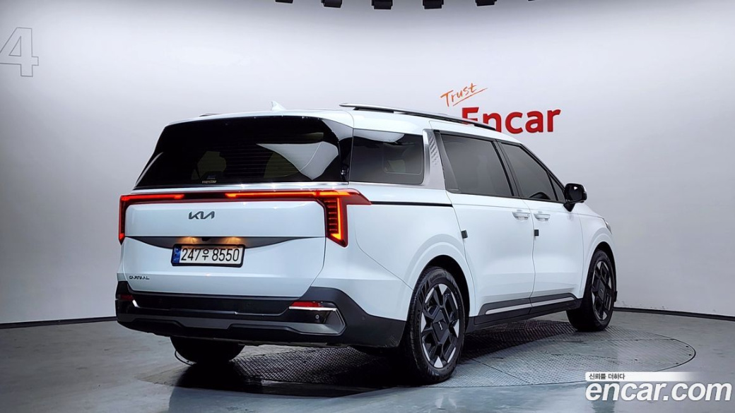 Kia Carnival 9-Seater Signature, 2024