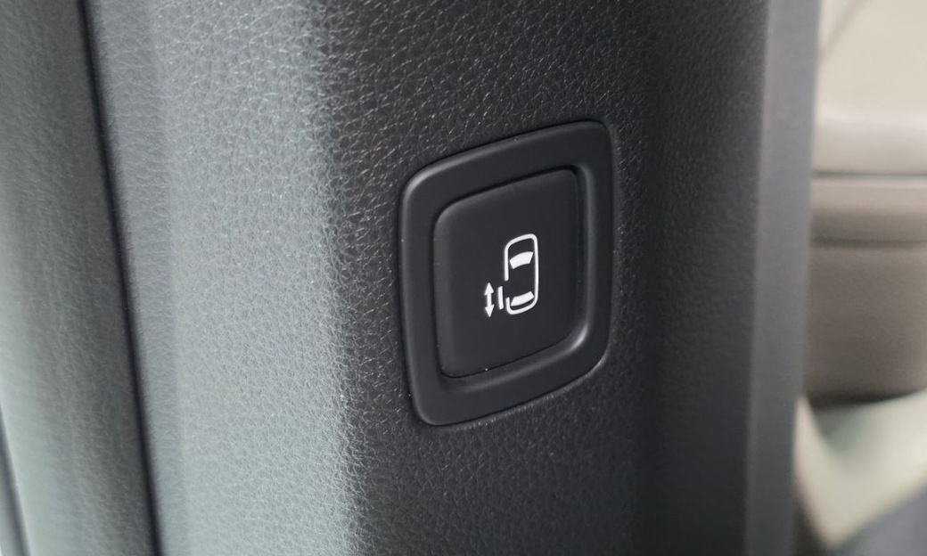 Kia Carnival 9-Seater Signature, 2024