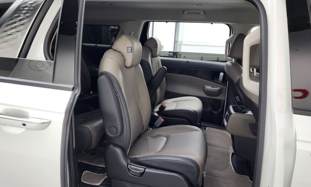 Kia Carnival 9-Seater Signature, 2025