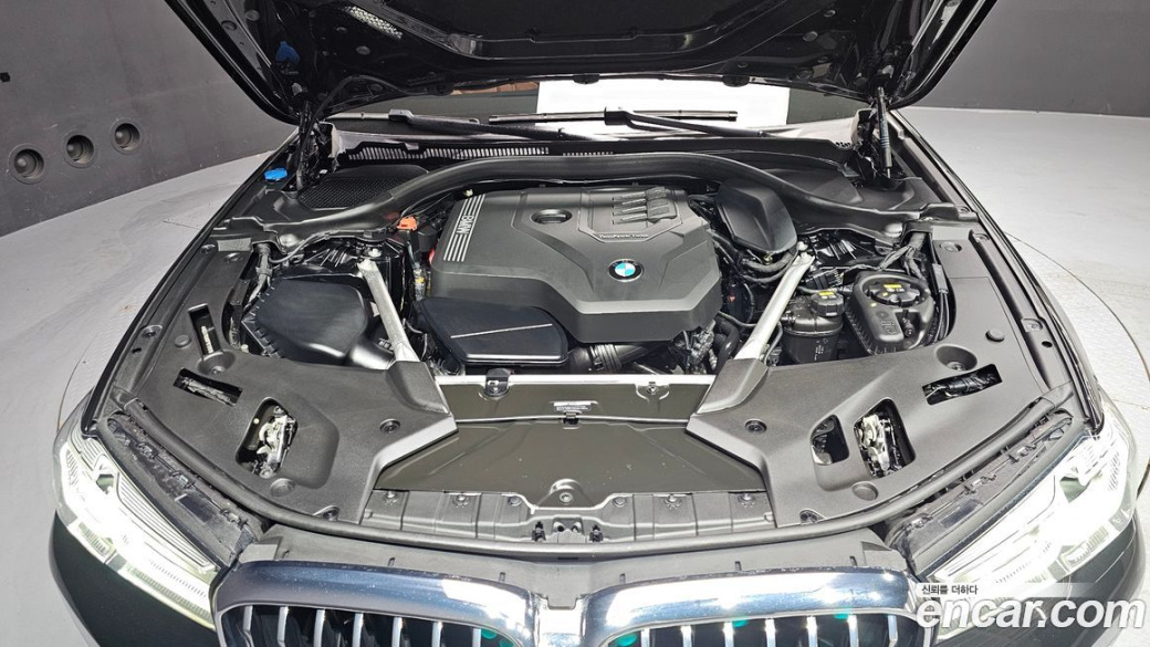 BMW 5-Series 520i Luxury, 2023