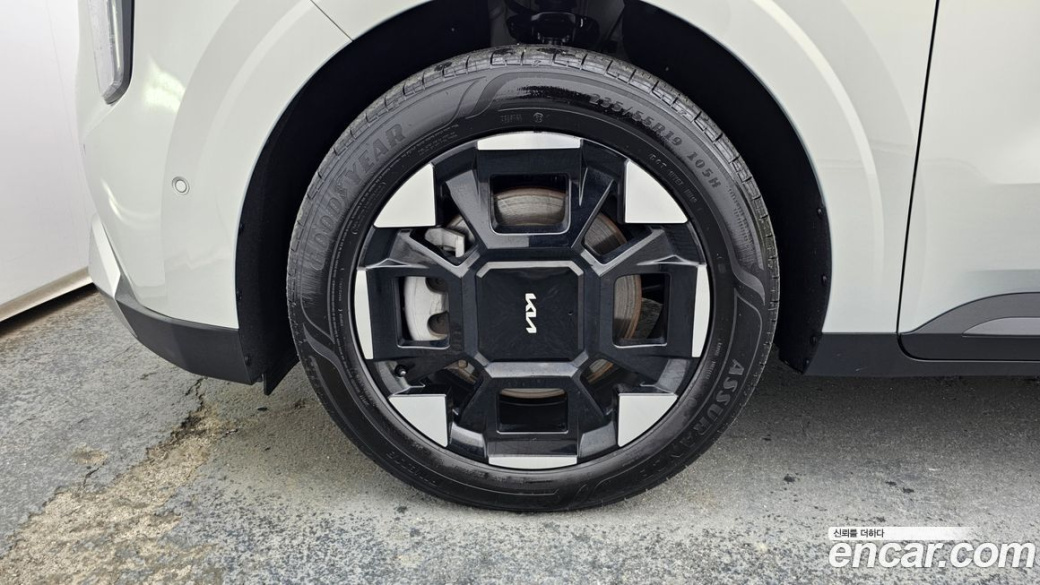 Kia Carnival 9-Seater Prestige, 2025