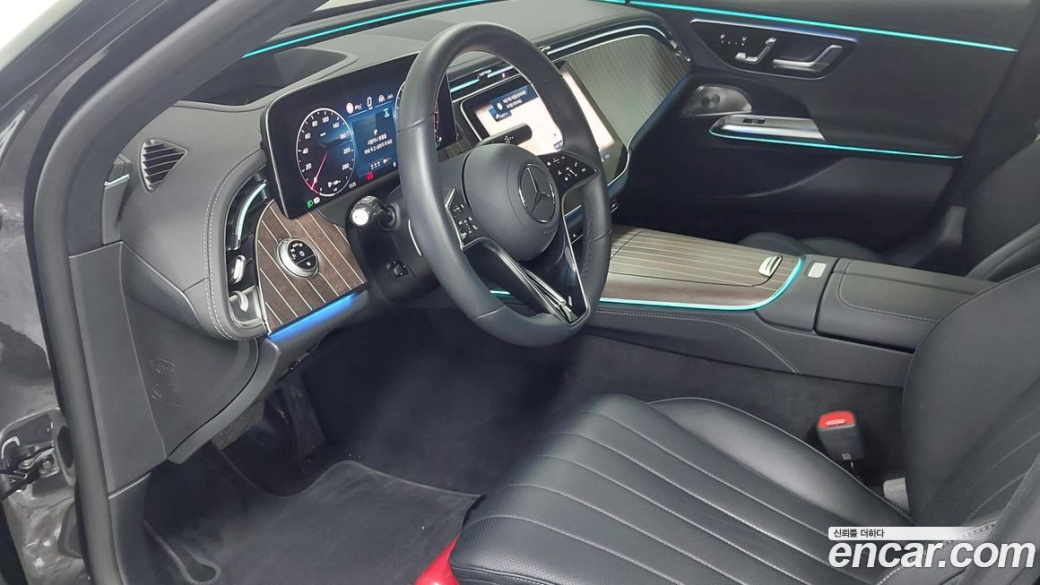 Mercedes-Benz E-Class E300 4MATIC Exclusive, 2025