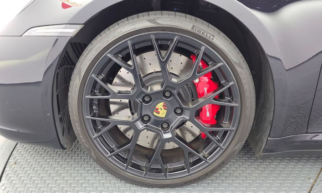 Porsche 911 Carrera 4 GTS, 2024