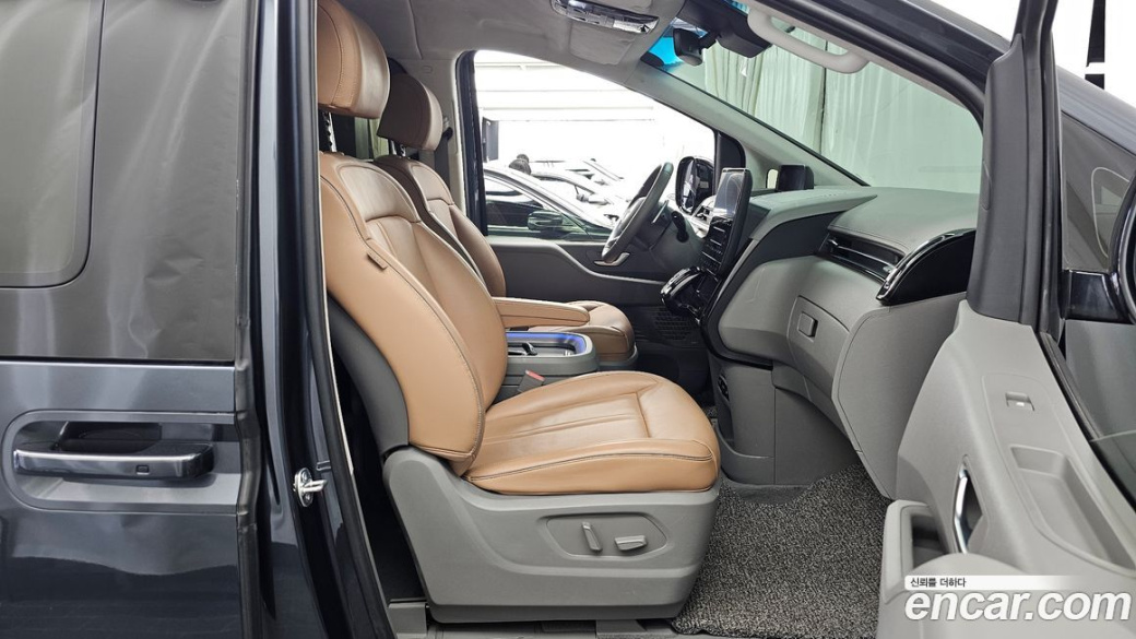 Hyundai Staria 4WD Lounge 9-Seater, 2023