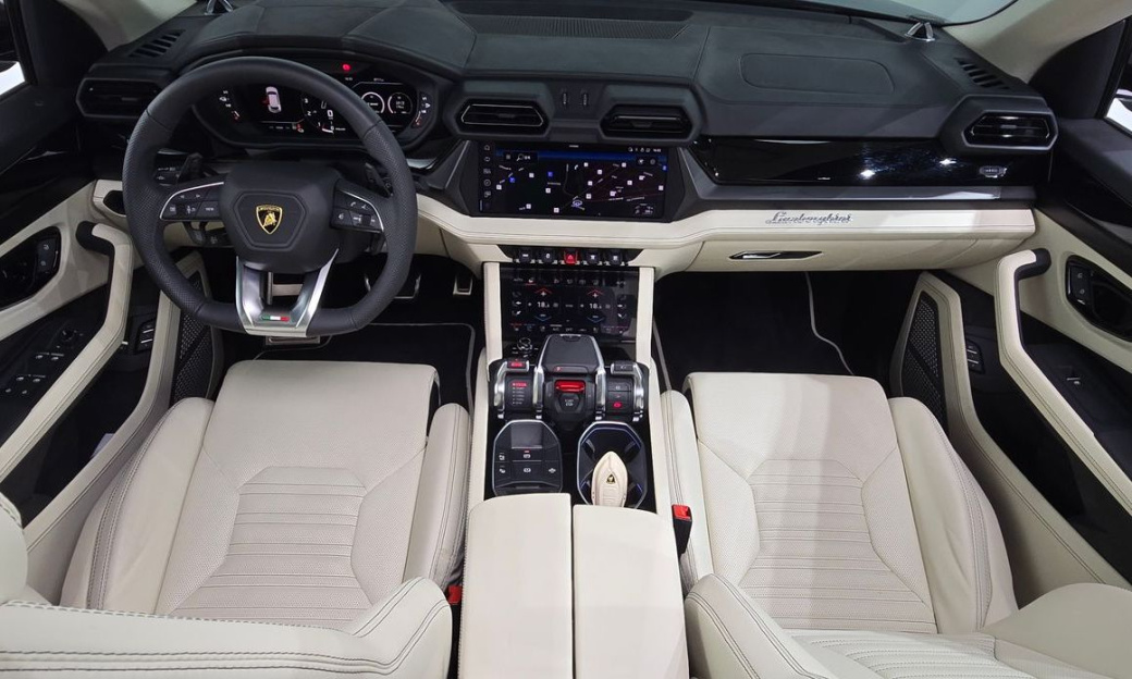Lamborghini Urus 4.0 V8 SE, 2025