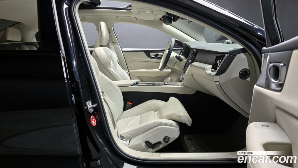 Volvo S60 B5 Ultimate Dark, 2024