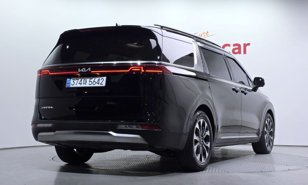 Kia Carnival 7-Seater Outdoor, 2023