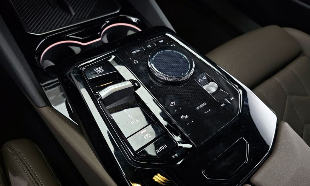 BMW 5-Series 520i, 2025