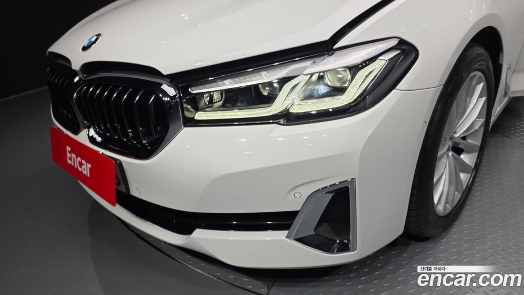 BMW 5-Series 520i Luxury, 2023