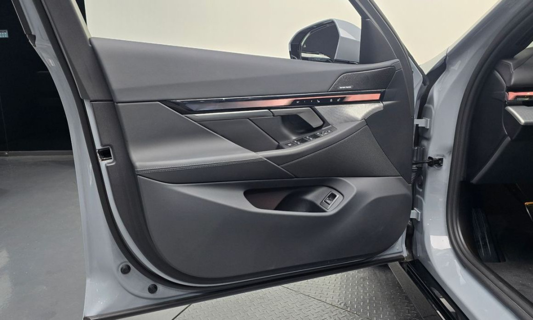 BMW 5-Series 520i M Sport, 2025