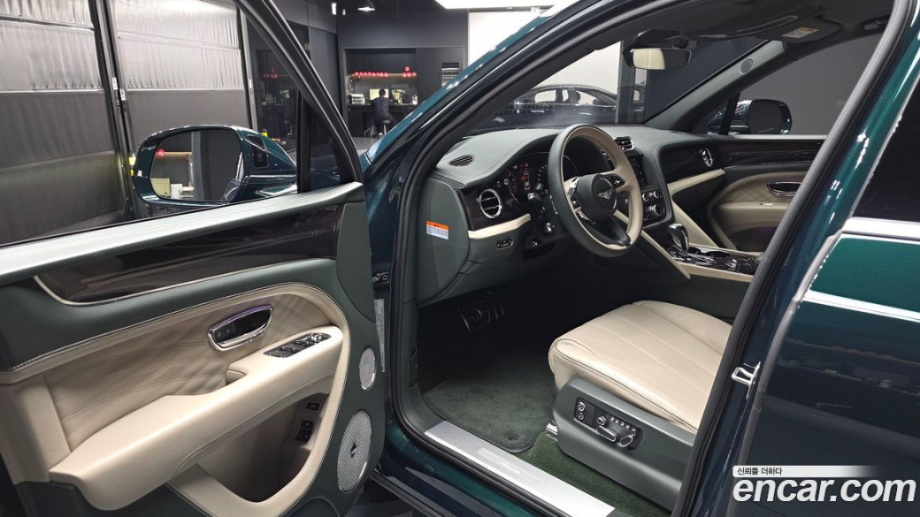Bentley Bentayga 4.0 V8 EWB First Edition, 2024