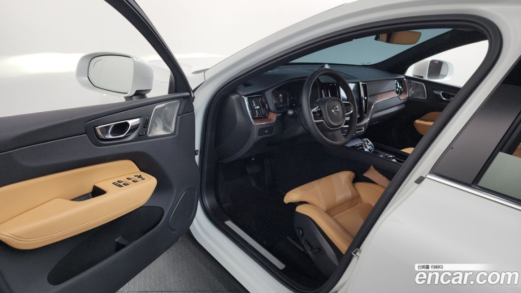 Volvo XC60 B5 Ultra Bright, 2025