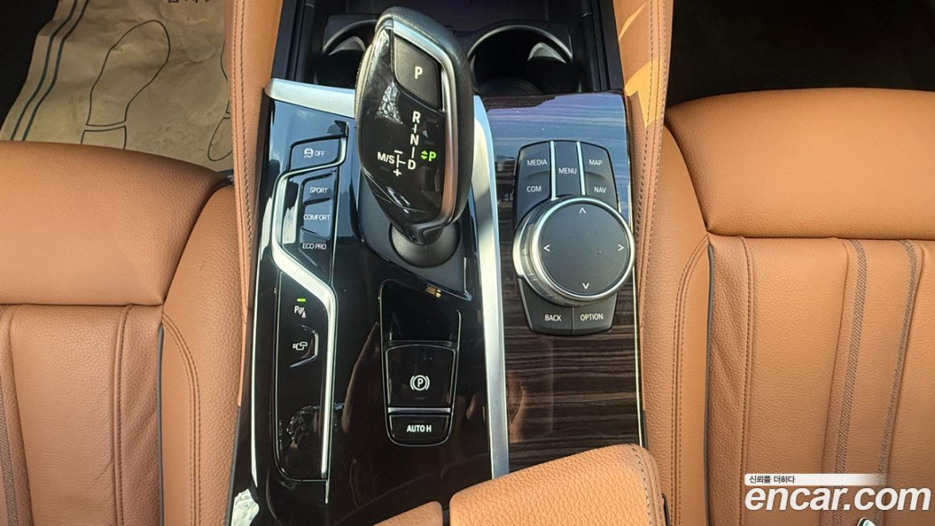 BMW 5-Series 520i Luxury, 2023