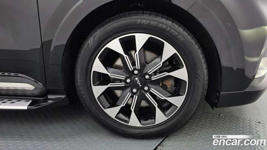 Kia Carnival 9-Seater Hi-Limousine, 2023