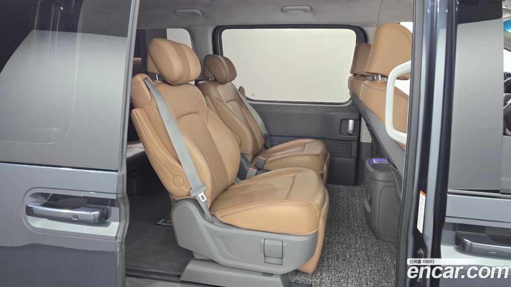 Hyundai Staria 4WD Lounge 7-Seater, 2023