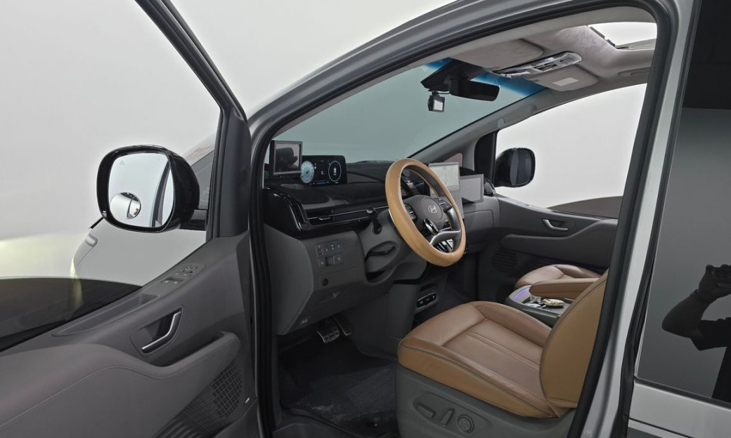 Hyundai Staria 4WD Lounge 9-Seater, 2025