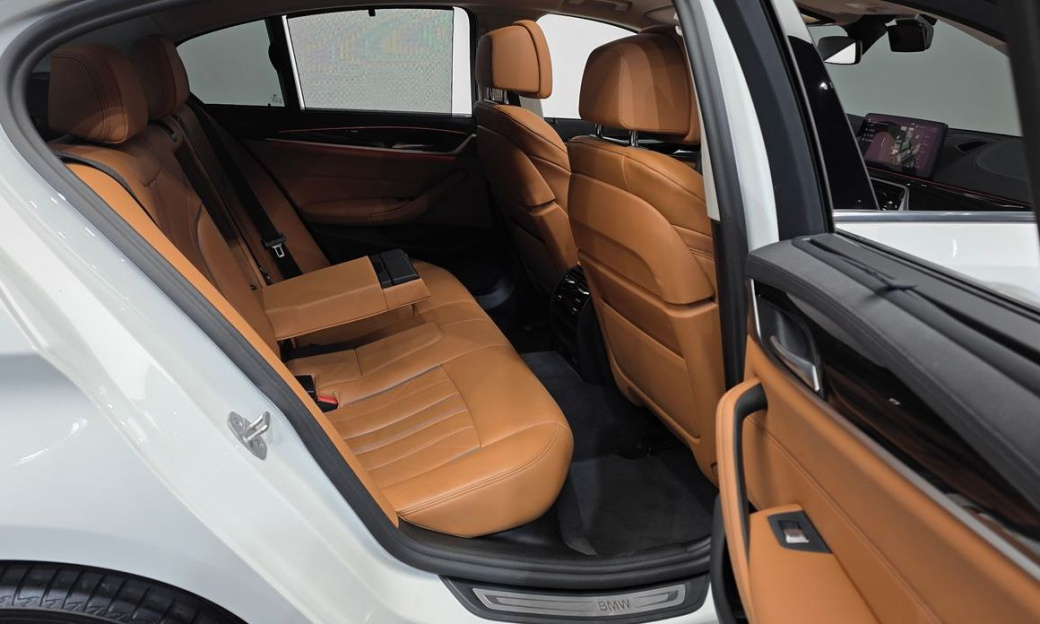 BMW 5-Series 520i Luxury, 2023