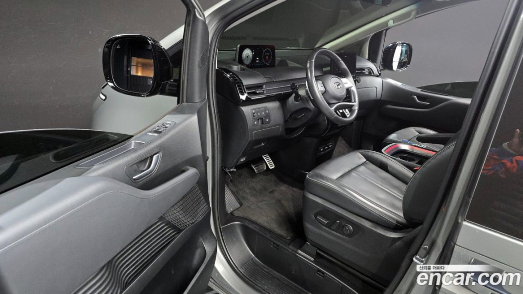 Hyundai Staria 4WD Lounge 9-Seater, 2022