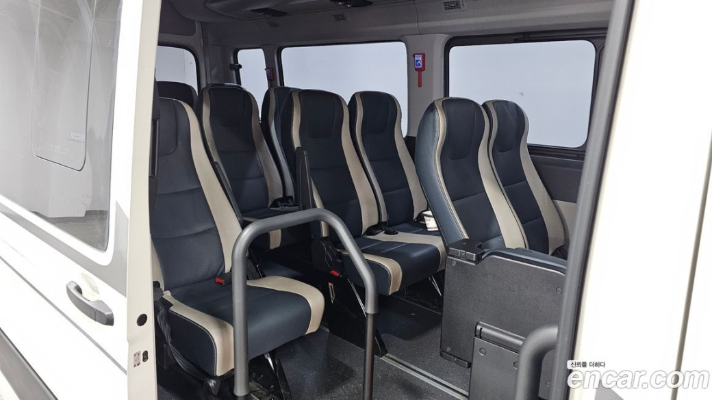 Hyundai Solati 15-seater, 2024