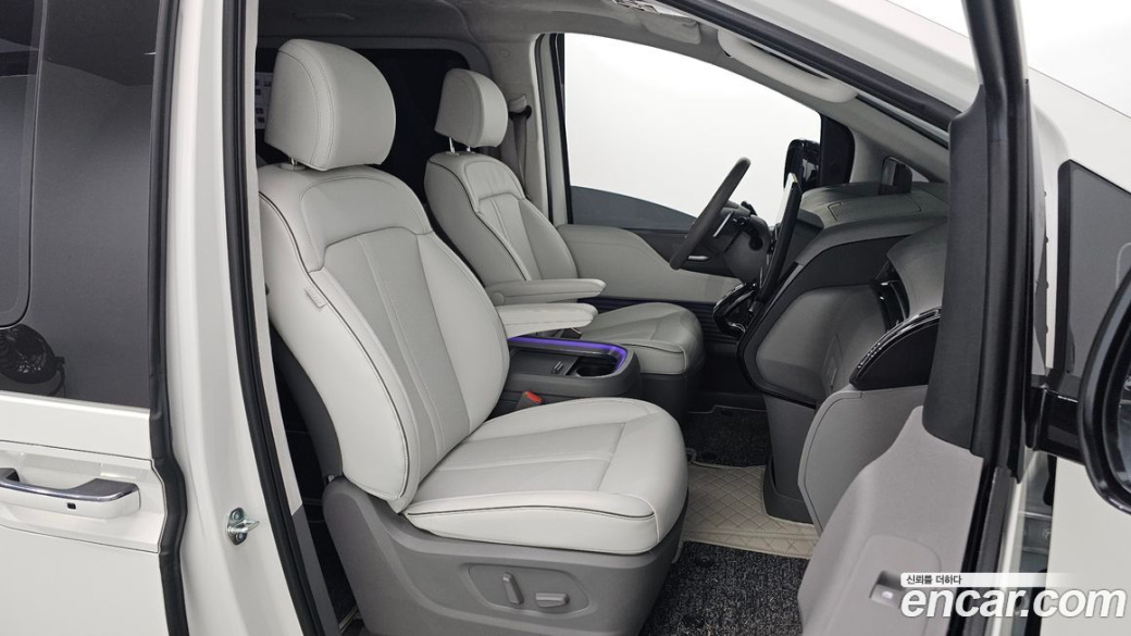 Hyundai Staria 4WD Lounge 9-Seater, 2025
