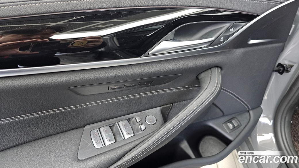 BMW 5-Series 520i Luxury, 2022