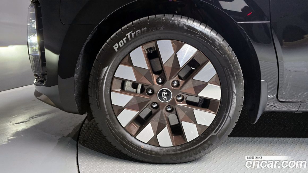 Hyundai Staria 4WD Lounge 9-Seater, 2023