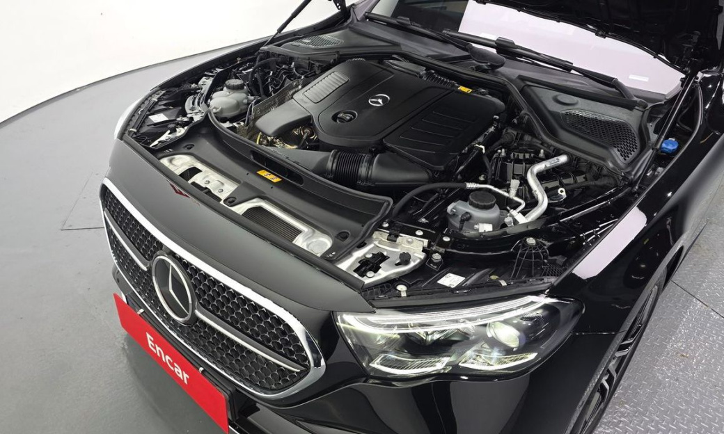 Mercedes-Benz E-Class E300 4MATIC AMG Line, 2025