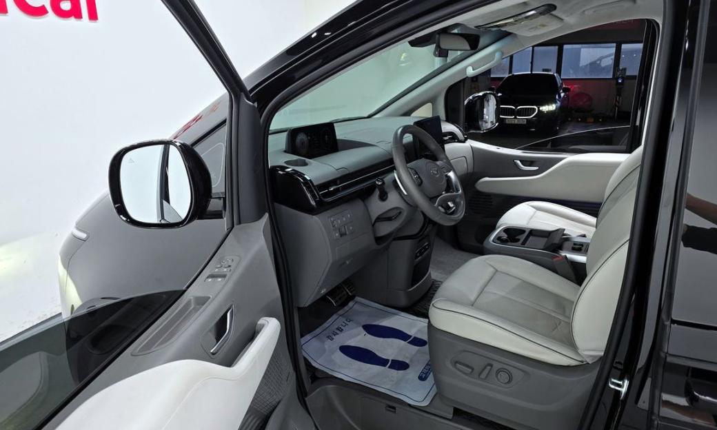 Hyundai Staria 4WD Lounge 9-Seater, 2023