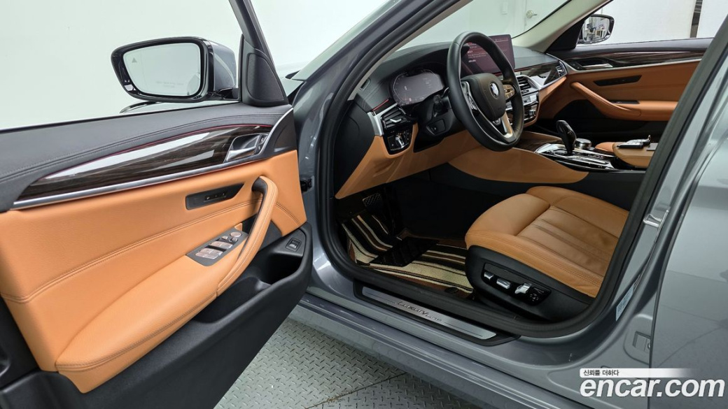 BMW 5-Series 520i Luxury, 2023