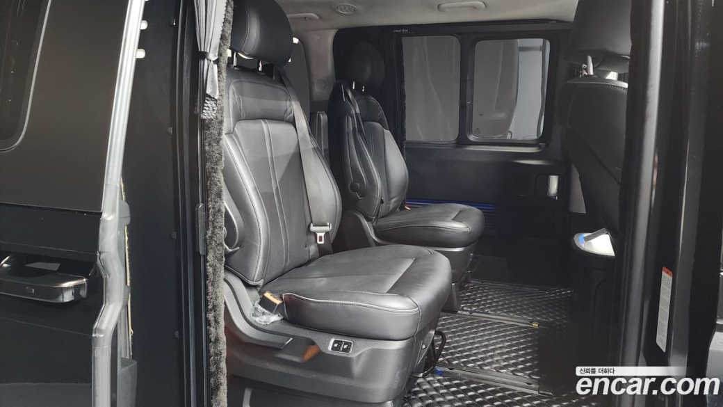 Hyundai Staria 4WD Lounge 7-Seater, 2022