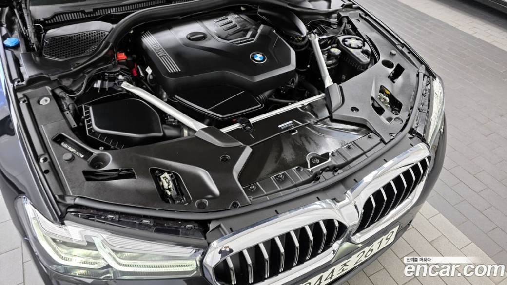 BMW 5-Series 530i Luxury, 2023