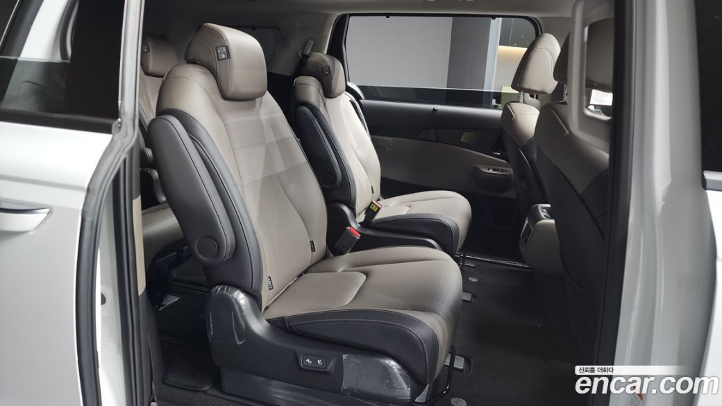 Kia Carnival 9-Seater Signature, 2024