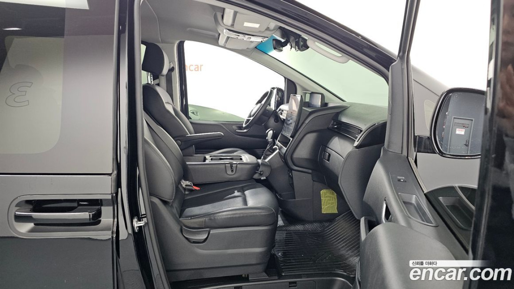 Hyundai Staria Tourer 11-Seater, 2024