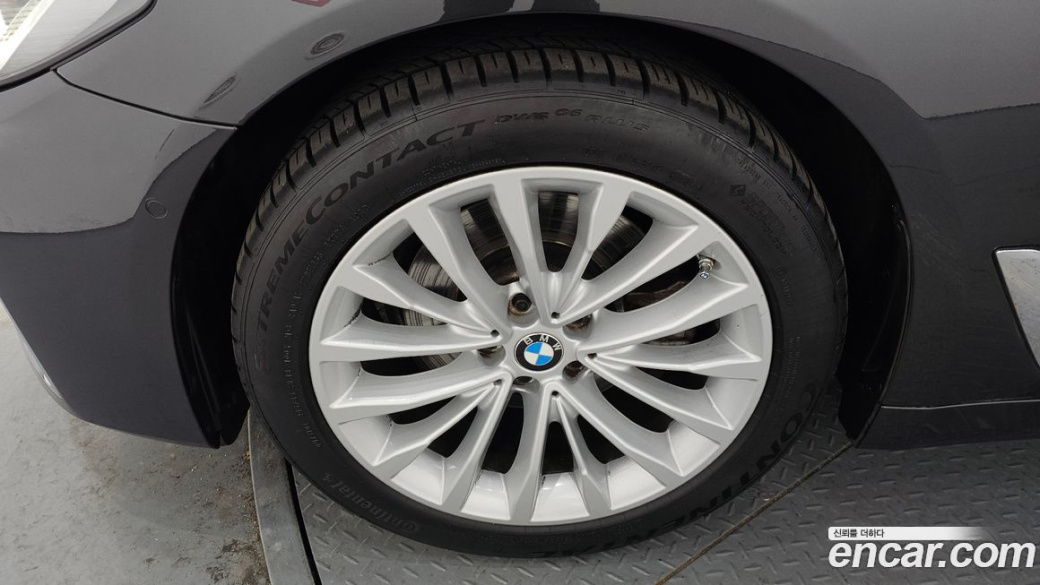 BMW 5-Series 520i Luxury, 2023