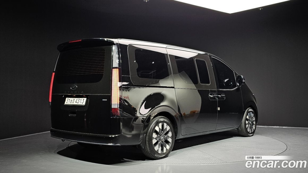 Hyundai Staria 4WD Lounge 9-Seater, 2022