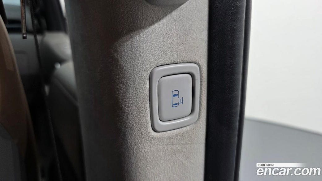 Hyundai Staria 4WD Lounge 7-Seater, 2022